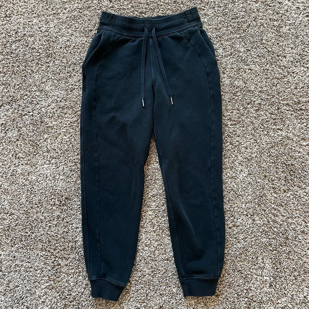 Lululemon Women's Size 4 Scuba Mid Rise Oversized Jogger in Black